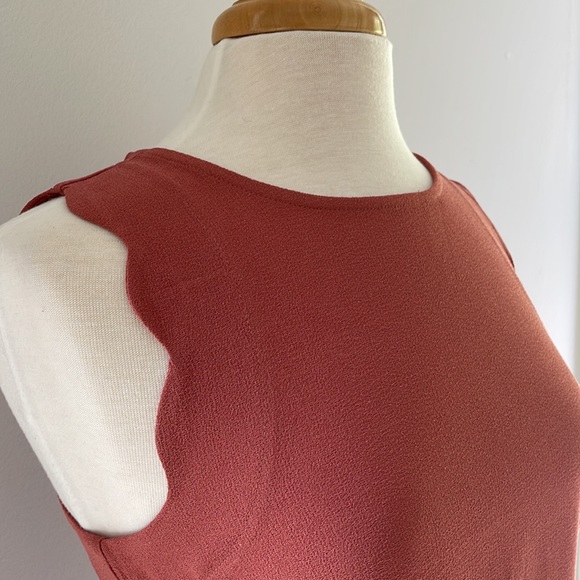 MONTEAU | RUST SCALLOP SLEEVE TOP - Picture 3 of 5